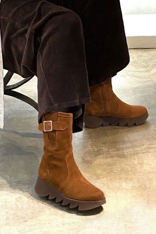 Women's cognac inside-zip ankle boots with round toe and chunky rubber sculpted sole - Worn view
